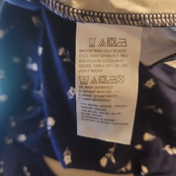 NWOT.. Isaac Mizrahi Ditsy Floral Printed Knit Top - Picture 2 of 10